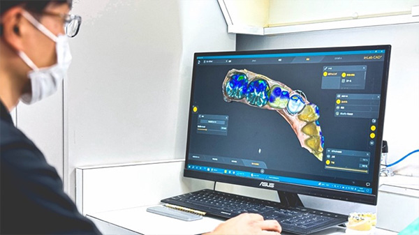歯科技工士がPC上で設計・デザイン