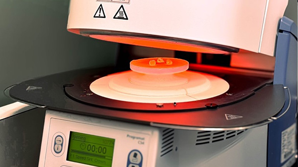 ジルコニアは、約1,500度の高温で焼結